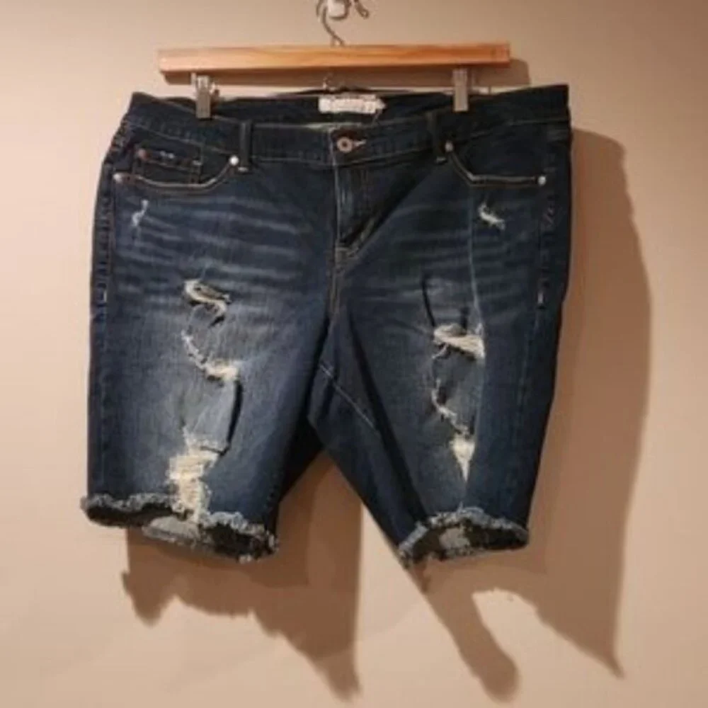 TORRID Bermuda denim boyfriend distressed low rise jean shorts size 22 - Picture 4 of 10